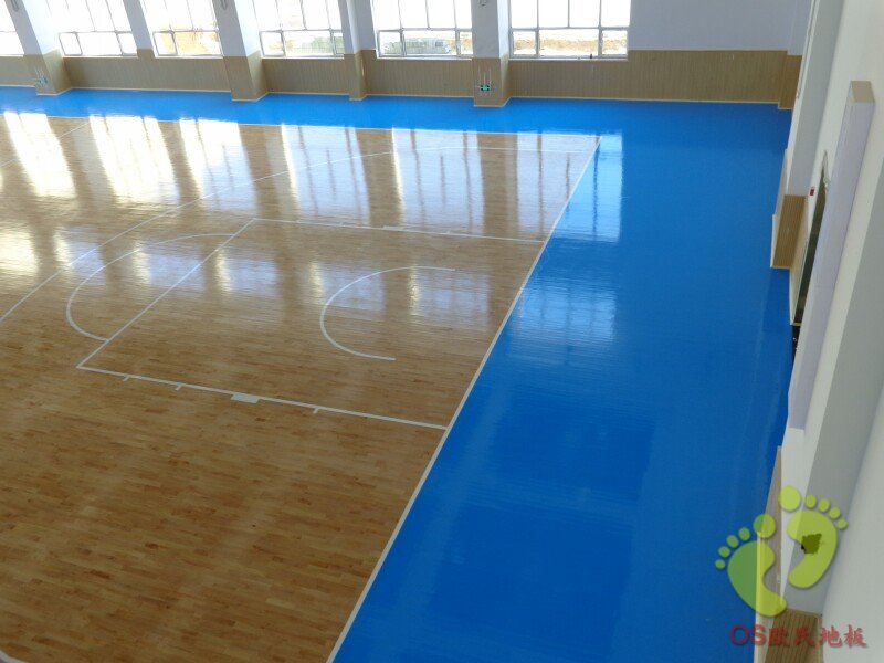 新(xīn)疆阜康市魯能電(diàn)廠籃球場木地(dì)板鋪設